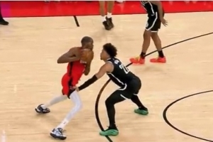 杜蘭特持球擊中威爾遜被吹進(jìn)攻犯規(guī) 火箭挑戰(zhàn)失敗