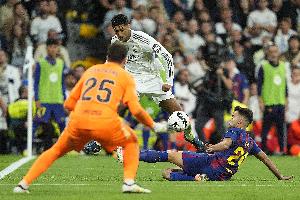 世體：西甲規(guī)則只有巴薩球員手球才是點球，皇馬手球就是被動手球