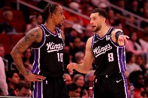 A-史密斯批國(guó)王：湖人無(wú)東詹你們有德羅贊拉文 卻被里夫斯打爆？