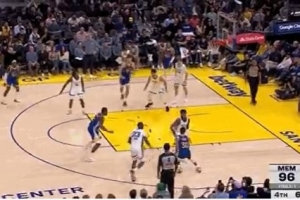 庫里提前握拳慶祝！庫明加順下接球起飛 雙手脆扣&網(wǎng)都沒動！