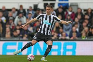 埃迪-豪談紐卡傷?。翰┨芈蛱鞗]訓練，霍爾無法出戰(zhàn)熱刺