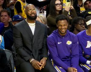 狼王：詹姆斯若還想打球主要因熱愛無(wú)關(guān)金錢 當(dāng)然有報(bào)酬何樂不為