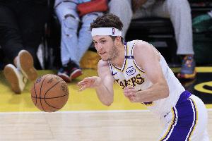 里夫斯：輪換不足的情況下打球確實很難 我們每個人都拼盡全力