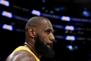 白巧克力：人們說(shuō)詹姆斯無(wú)法在以前打球 但他比壞孩子活塞更高大