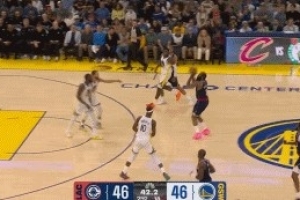 狀態(tài)起飛！哈登轉(zhuǎn)換不緊不慢 弧頂加長三分自信出手反超比分！