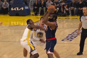 我冤枉！哈登強(qiáng)突庫明加拋投打成2+1 庫明加大喊&一臉不可思議