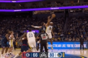 拳怕少壯！大洛和穆迪中圈跳球 后者穩(wěn)穩(wěn)跳起獲得球權(quán)