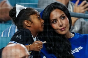 可惜主隊(duì)道奇輸球！瓦妮莎帶著女兒觀看MLB世界大賽G4