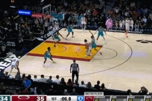 帥是真帥！哈克斯中路強(qiáng)突雙手滑翔暴扣 平拍在地很危險(xiǎn)！