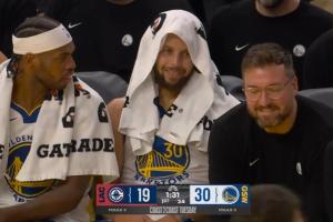 滿眼都是羨慕！哈登合球造成霍福德犯規(guī)2+1 庫里在板凳看著其苦笑