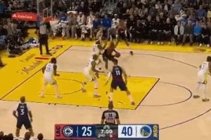 硬碰硬！小卡籃下強(qiáng)攻巴特勒轉(zhuǎn)身拋投命中