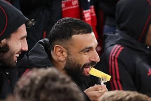 不用上班！對陣水晶宮比賽中，輪休的薩拉赫被拍到在場邊吃菠蘿