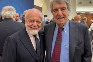 為迪諾-佐夫頒獎(jiǎng)！德佬曬合照：我不會(huì)忘記你曾效力那不勒斯5年