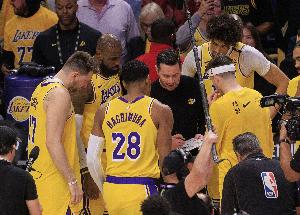 雷迪克：你知道什么是最棒的嗎？里夫斯絕殺后第一時(shí)間奔向了隊(duì)友