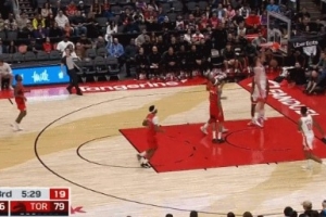 剛?cè)岵?！申京跟進墊步起飛 左臂舒展戰(zhàn)斧劈扣！