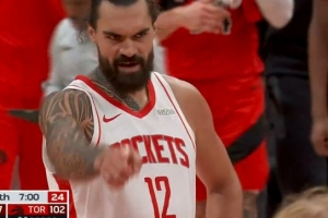 你還有這一手？亞當斯反吊小賈巴里-史密斯 后者吃餅吊筐暴扣！