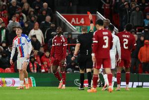 一線隊2次替補(bǔ)出場均染紅！18歲中衛(wèi)納洛共僅為利物浦出場16分鐘