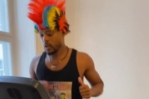 埃弗拉談社媒視頻只穿一只鞋子：致敬我的英雄母親，她左腿截肢了