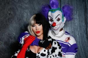 認(rèn)不出來(lái)了！維尼修斯與女友出萬(wàn)圣節(jié)COS，打扮成小丑和庫(kù)伊拉