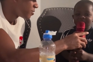 體驗唱K的感覺！亞馬爾社媒曬和年幼弟弟互動視頻