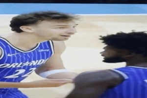 裁判在跟前??！小瓦被吹回場現(xiàn)白人問號臉 明顯沒踩線&最多吹走步