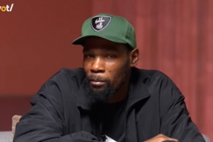 開過小號噴網(wǎng)友嗎？KD：開過！為啥？KD：不想讓人發(fā)現(xiàn)