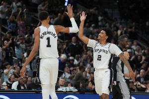 開賽季5勝0負(fù)創(chuàng)馬刺隊(duì)史紀(jì)錄！文班亞馬更新社交媒體：再贏77場