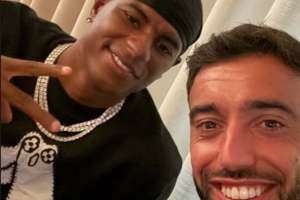 哥倆好！B費(fèi)社媒曬合照祝拉什福德生快：享受現(xiàn)在吧，你配得上