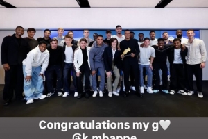 姆巴佩領取歐洲金靴獎！貝林厄姆社媒曬全隊合影：祝賀我的兄弟