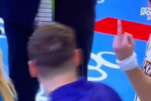 這氛圍真不錯！里夫斯和東契奇賽后互豎中指 美女主持一臉懵逼