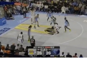 游刃有余！里夫斯接球突破 面對防守飄逸中投打成2+1