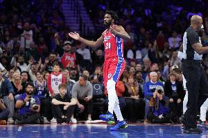 媒體人：恩比德是唯一投三分時伸腿踢襠還能罰三球的人