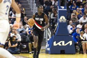 手感不佳主打串聯(lián)！霍勒迪13中4砍下11分13助攻2搶斷