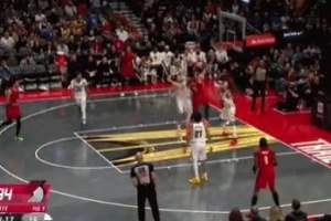 偏向虎山行！阿夫迪亞上籃面對兩人防守扳平比分