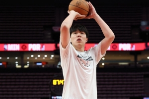 首節(jié)沒打！媒體人：小楊能否和約老師來個(gè)對位 看樣子要打個(gè)問號