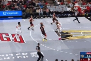 人到球到！吉迪反擊不看人妙傳 布澤利斯起飛空接炸扣！