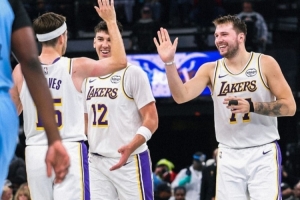 NBA杯小組賽首勝！湖人官方海報(bào)：東契奇里夫斯擊掌慶祝