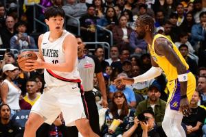 熱身晚？前方媒體人：之前對(duì)陣湖人 楊瀚森提前了快2小時(shí)出來(lái)熱身