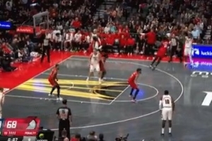 終于來了！卡梅隆-約翰遜運(yùn)球干拔加長(zhǎng)三分一箭穿心！