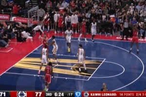 錫安人都快出場(chǎng)了！小卡接球晃過錫安輕松命中大空位三分