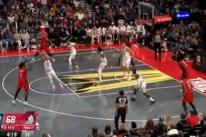 外線開炮！朱-霍勒迪撤步三分洞穿籃心 幫助開拓者繼續(xù)追趕