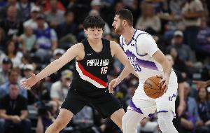 解說：若是之前輪換時間小楊是能對上約基奇的 他是長期培養(yǎng)對象