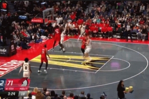 擋不??！小哈達(dá)威一條龍突破重重阻礙 打板上籃命中