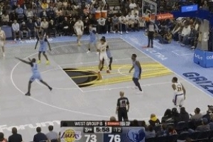 帶隊(duì)反超！東契奇再中三分&助攻海斯空接扣籃