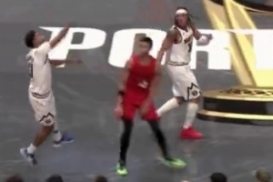 毫厘之間！卡梅隆-約翰遜半場(chǎng)結(jié)束前造卡馬拉犯規(guī)獲兩罰