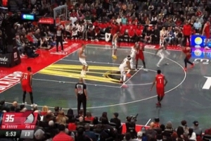 手真硬！布魯斯-布朗撲防不及 格蘭特三分出手命中還加罰！