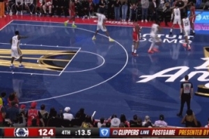 不應該！小卡關鍵時刻脫手失誤 快船白白交出球權