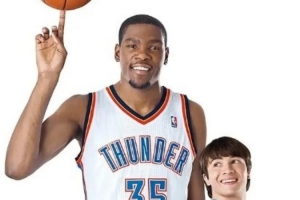 KD：玩2K時候我會用自己 會看自己的采訪節(jié)目 以前還拍過戲錄過歌