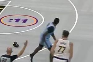 鞋都給你騙出來！東契奇變向撤步晃趴文威更是將后者鞋子釘在原地