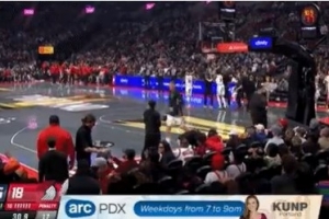 硬件不給力！開拓者主場計(jì)時(shí)器再度出問題 約基奇場邊折返跑熱身